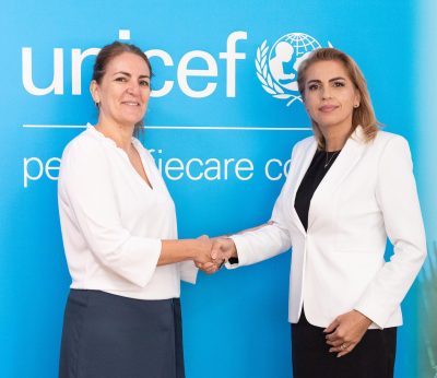 Imagine ce o prezinta doua femei ca incheie un parteneriat între ANES și UNICEF